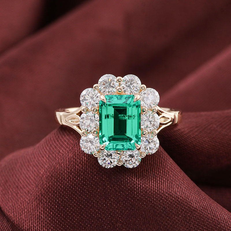 1.5 Ct Green Emerald Colour Stone With Moissanite Round Cut Ring